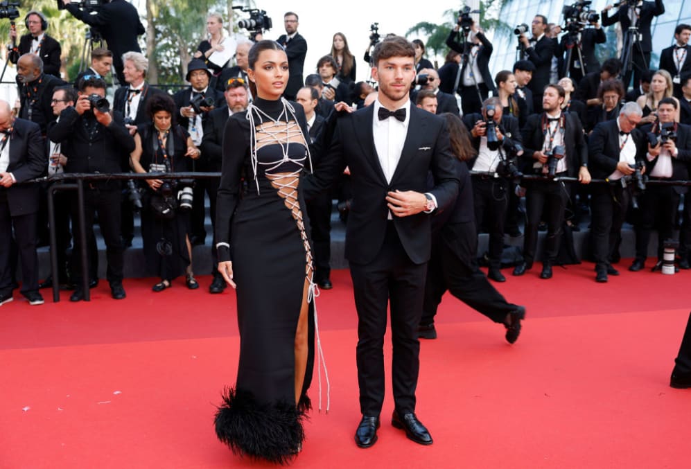 CANNES, FRANCIA - 24 DE MAYO: Giga Gomez y Pierre Gasly asisten "Bouffant La Passion De Dodin" Rojo