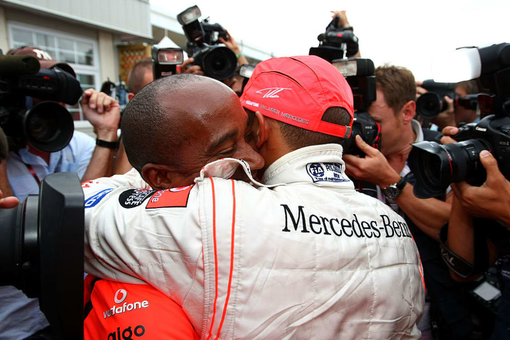 MONTREAL, QC - 10 DE JUNIO: Lewis Hamilton de Gran Bretaña y McLaren Mercedes celebra con su