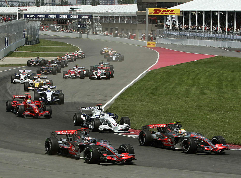 Montreal, CANADÁ: El piloto británico Lewis Hamilton del equipo McLaren lidera el pelotón en la primera curva