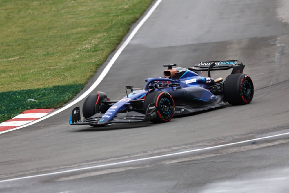 MONTREAL, QUEBEC - 17 DE JUNIO: Alexander Albon (23) de Tailandia y Williams compite durante el