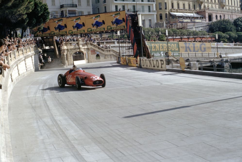 El piloto de Maserati Juan Manuel Fangio en un derrape a toda potencia a la salida del Tabac durante el Mónaco