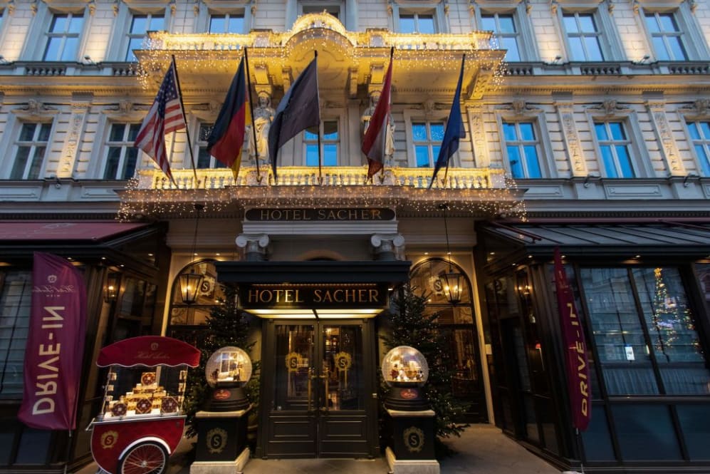 La entrada del famoso Hotel Sacher se muestra en Viena el 25 de noviembre de 2020. - Desde el