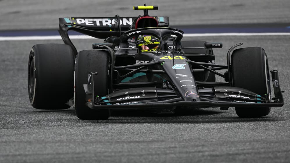 SPIELBERG, AUSTRIA - 02 DE JULIO: Lewis Hamilton de Gran Bretaña conduciendo el (44) Mercedes AMG
