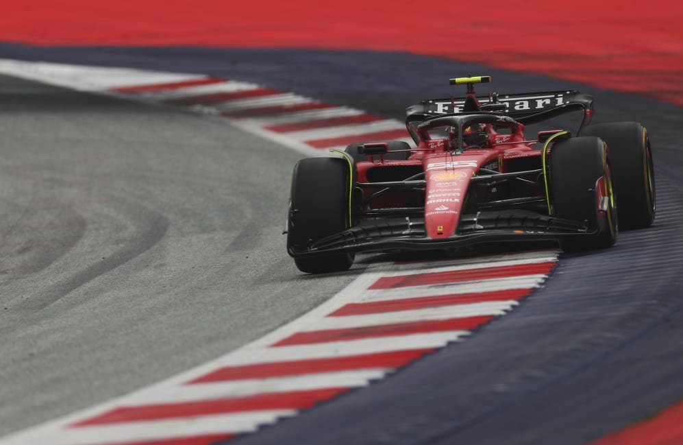 SPIELBERG, AUSTRIA - 2 DE JULIO: Carlos Sainz de España que conduce (55) el Ferrari SF-23 en pista durante