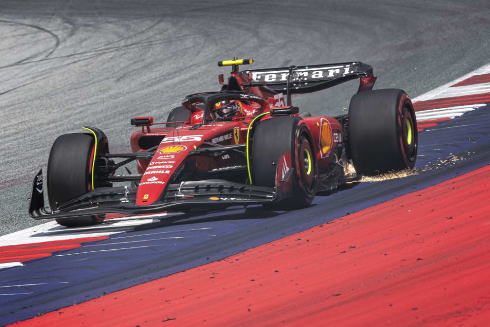 SPIELBERG, AUSTRIA - 30 DE JUNIO: Carlos Sainz de España y Ferrari durante la práctica/calificación por delante