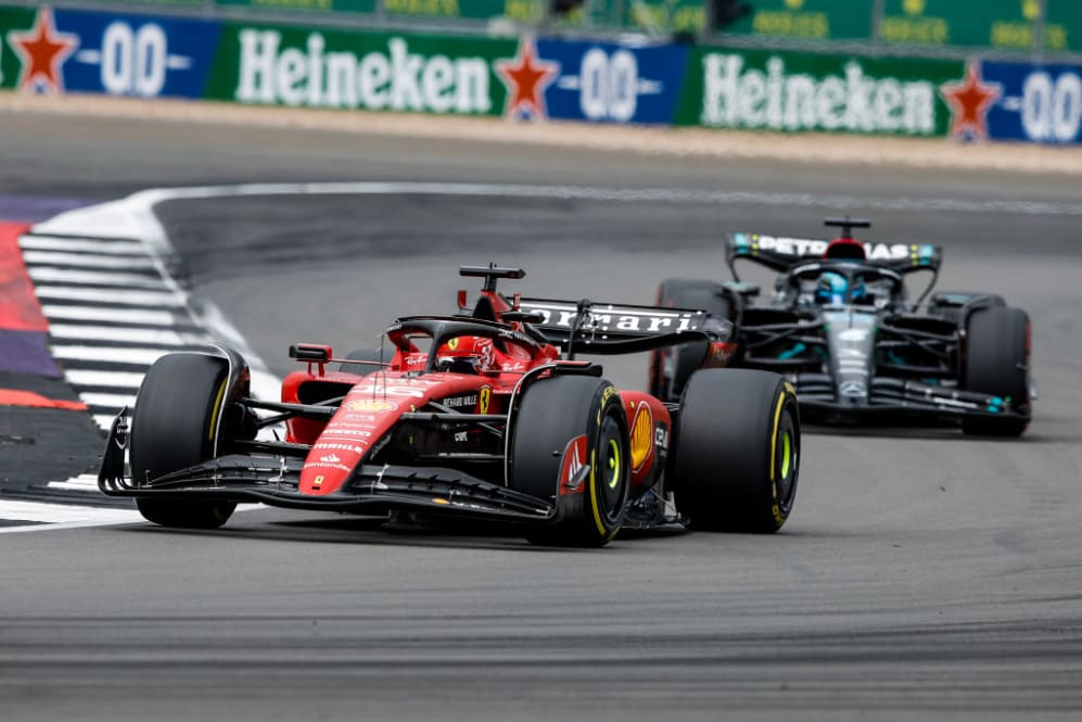 16 Charles Leclerc de Mónaco, Scuderia Ferrari, SF-23 - Ferrari, acción 63 George Russell de United