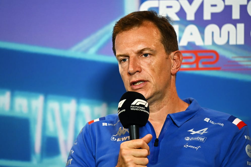 MIAMI, FLORIDA - 7 DE MAYO: Laurent Rossi, director ejecutivo de Alpine F1, habla en la prensa de directores de equipo