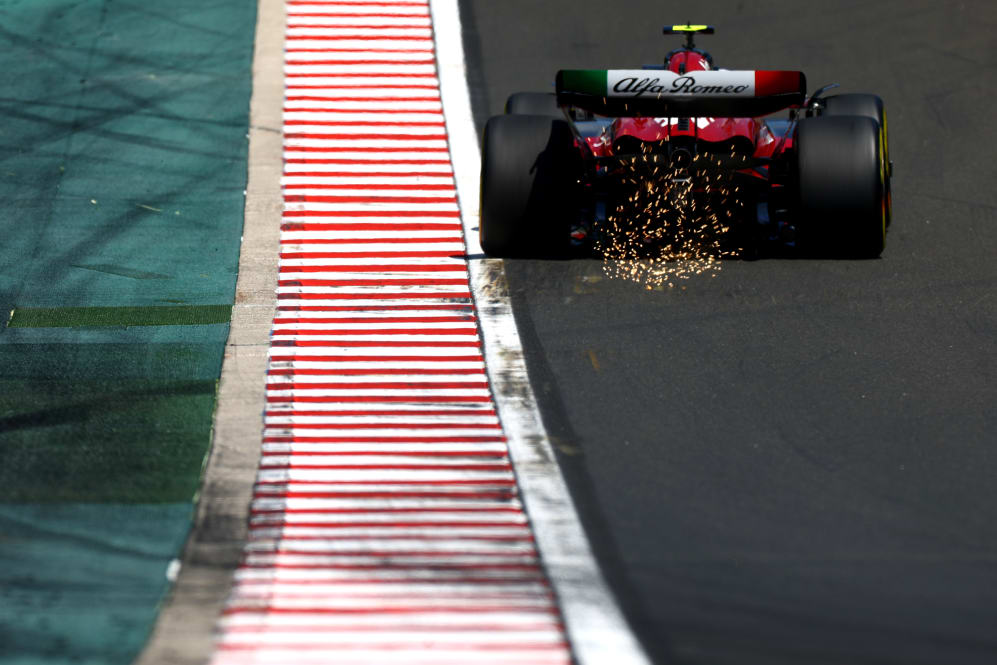 BUDAPEST, HUNGRÍA - 22 DE JULIO: Las chispas vuelan detrás de Zhou Guanyu de China conduciendo el (24) Alfa Romeo F1