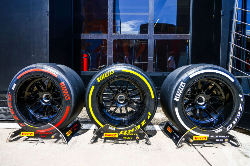 Los neumáticos Pirelli blandos, medios y duros se ven antes del Gran Premio de F1 de Hungría en Hungaroring