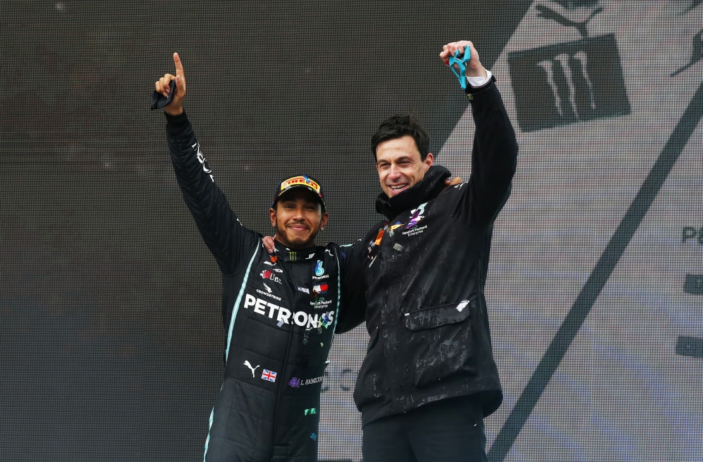 ESTAMBUL, TURQUÍA - 15 DE NOVIEMBRE: Ganador de la carrera Lewis Hamilton de Gran Bretaña y Mercedes GP