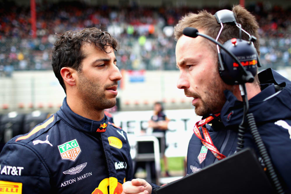 SPA, BÉLGICA - 26 DE AGOSTO: Daniel Ricciardo de Australia y Red Bull Racing hablan con la raza