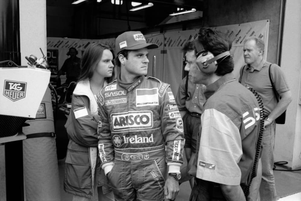 Le pilote automobile brésilien Rubens Barrichello (Jordan) avant le début d'une séance d'essais