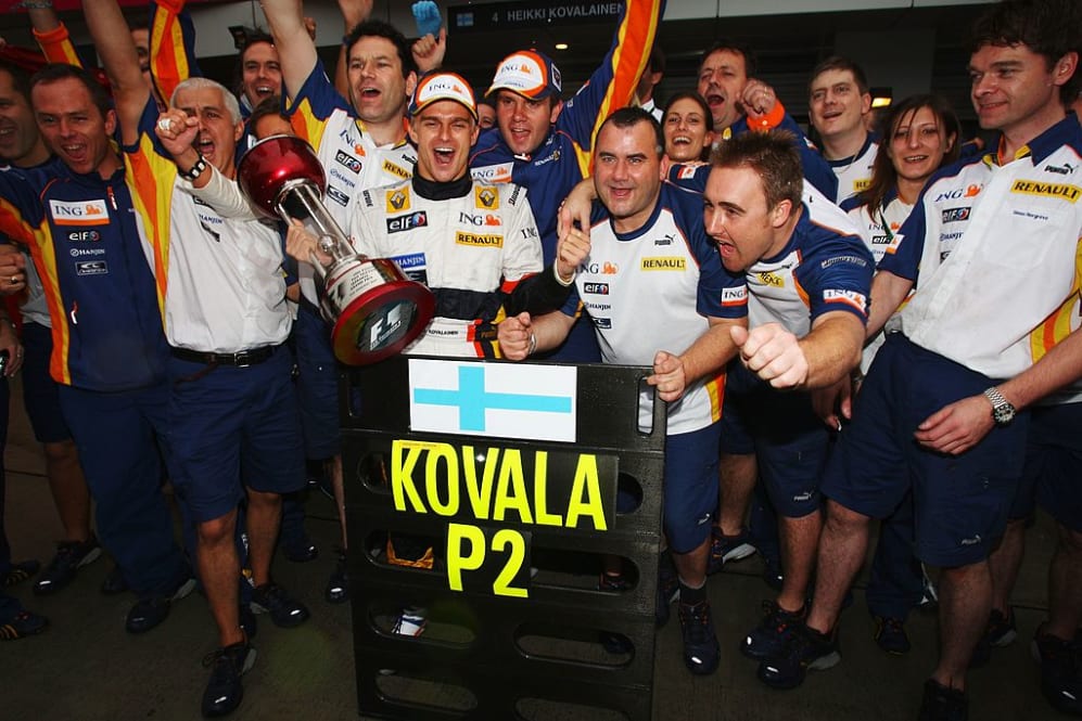 SHIZUOKA, JAPAN - SEPTEMBER 30:  Heikki Kovalainen of Finland and Renault celebrates with team