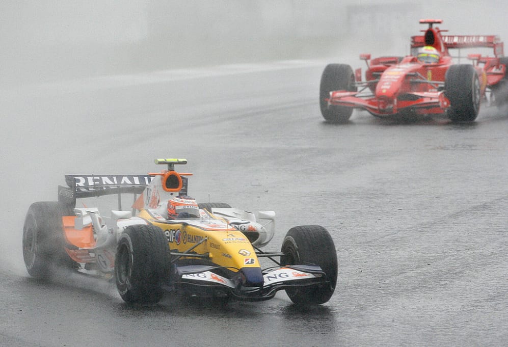 Finnish driver Heikki Kovalainen (L) speeds his Renault ahead of Brazilian driver Felipe Massa of