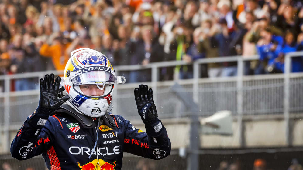 ZANDVOORT - Los compañeros de Max Verstappen (Red Bull Racing) celebran la victoria tras el Gran Premio de F1