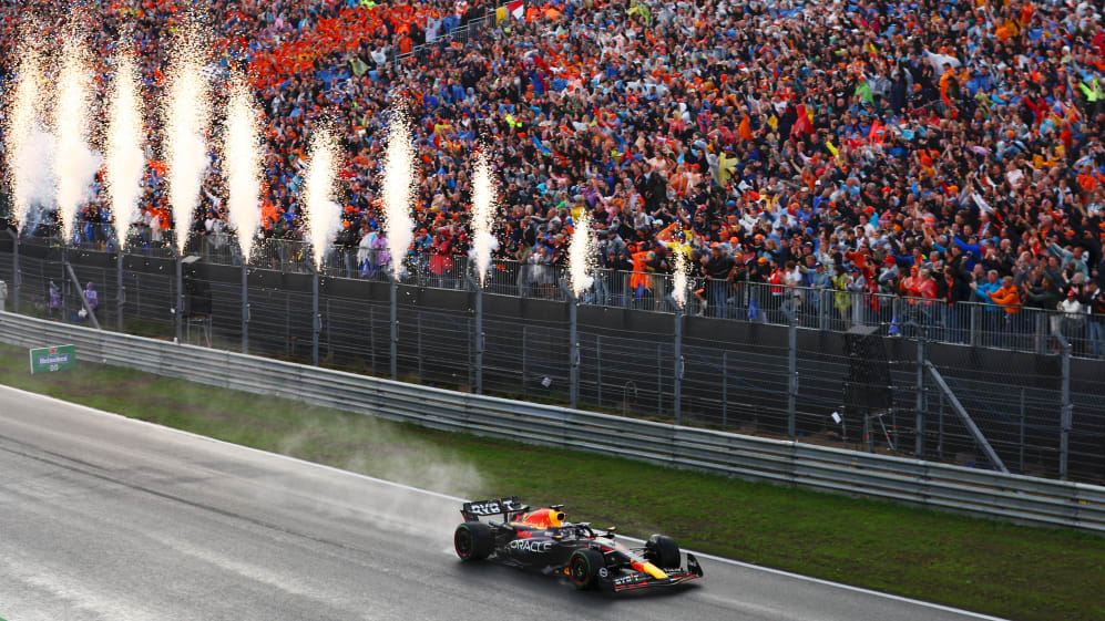 ZANDVOORT, PAÍSES BAJOS - 27 DE AGOSTO: El ganador de la carrera Max Verstappen de los Países Bajos conduciendo el (1)