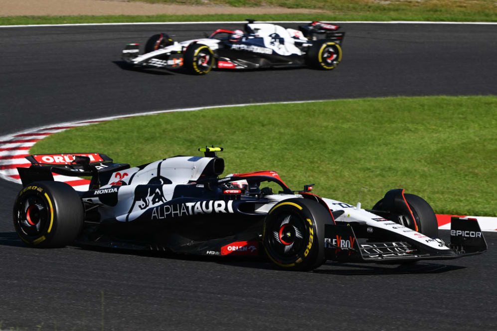 SUZUKA, JAPAN - SEPTEMBER 24: Yuki Tsunoda of Japan driving the (22) Scuderia AlphaTauri AT04 leads