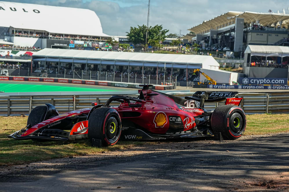 SAO PAULO, BRASIL - 5 DE NOVIEMBRE: Coche de Charles Leclerc de Ferrari, durante el Gran Premio de Sao Paulo