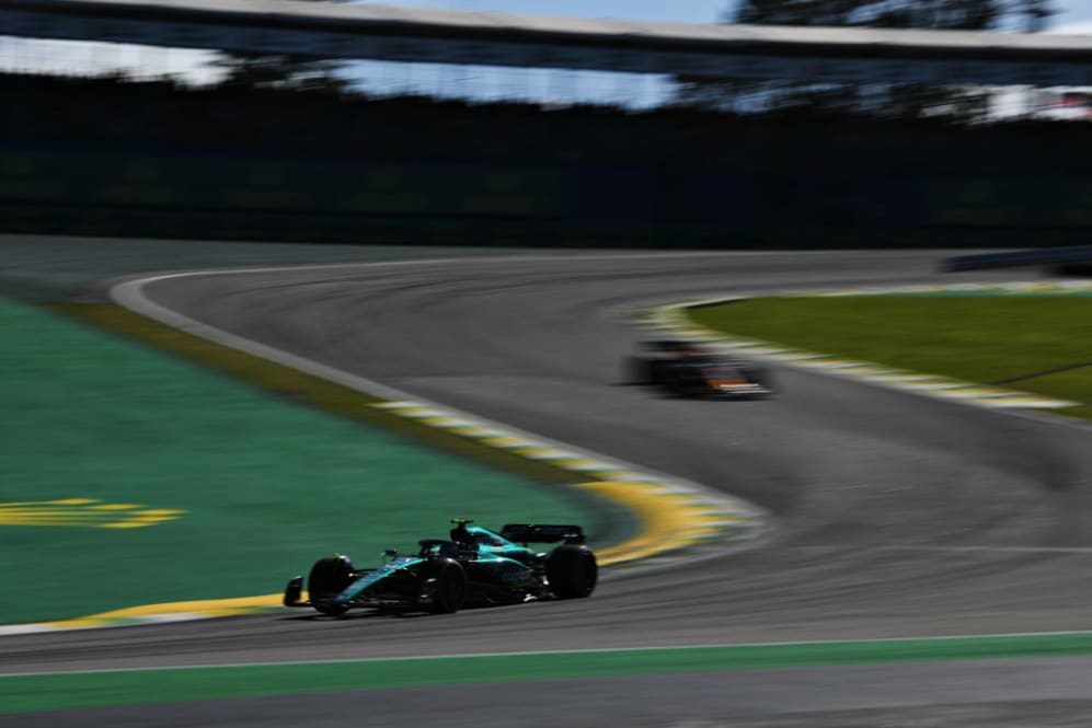 SAO PAULO, BRASIL - 5 DE NOVIEMBRE: Fernando Alonso de España conduciendo el (14) Aston Martin AMR23