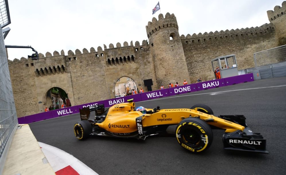El piloto británico del equipo Renault Sport F1, Jolyon Palmer, conduce su coche en el circuito de la ciudad de Bakú, el