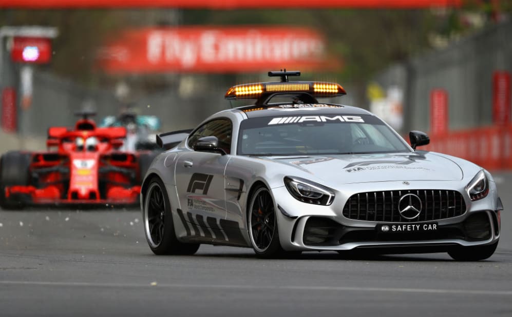 BAKU, AZERBAIYÁN - 29 DE ABRIL: El coche de seguridad lidera a Sebastian Vettel de Alemania conduciendo el (5)