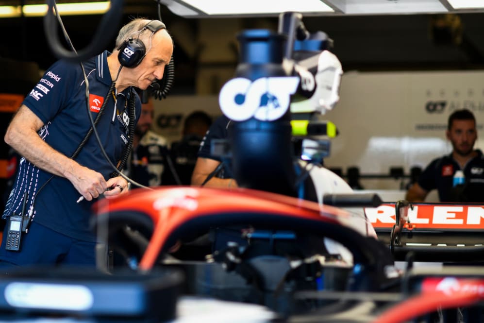 AUSTIN, TEXAS - 21 DE OCTUBRE: El director del equipo Scuderia AlphaTauri, Franz Tost, observa durante el