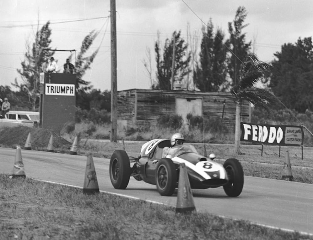 SEBRING, FL - 12 DE DICIEMBRE DE 1959: Jack Brabham negocia la pista en su Cooper T51