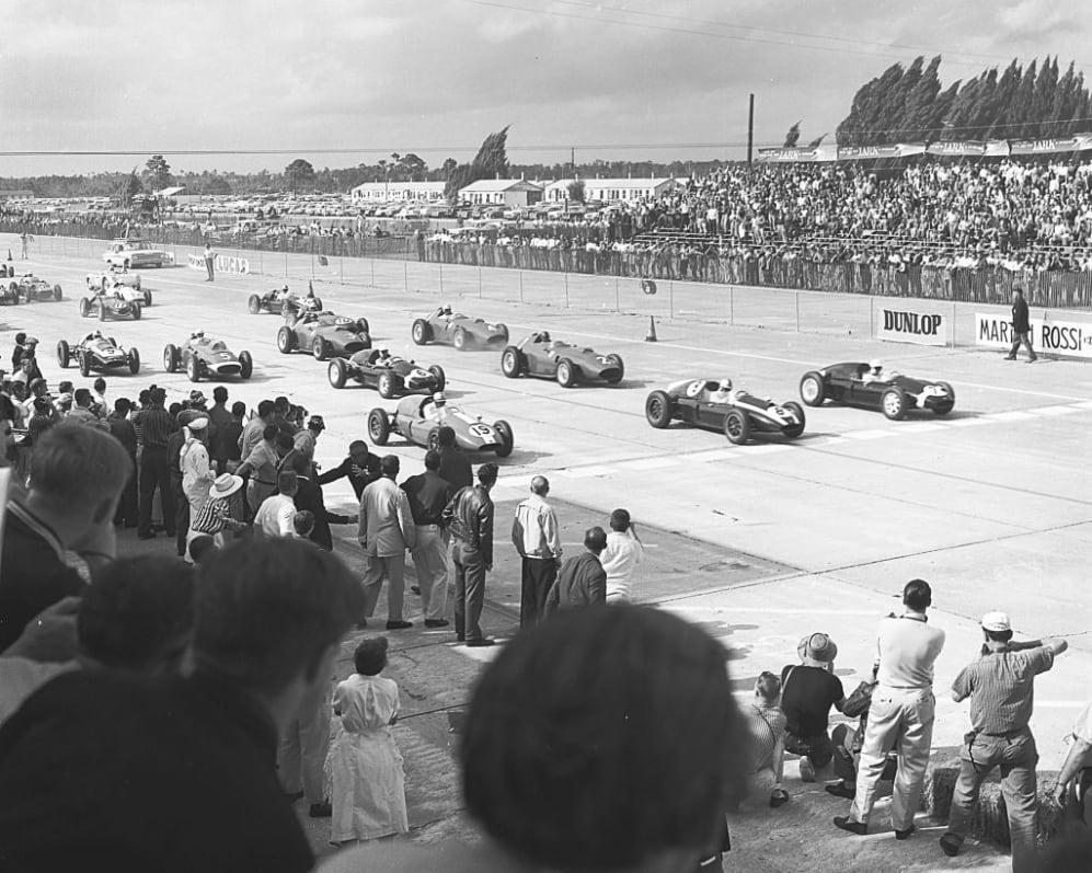 SEBRING, FL - 12 DE DICIEMBRE DE 1959: La carrera de Fórmula Uno del Gran Premio de Estados Unidos de 1959 se celebró en