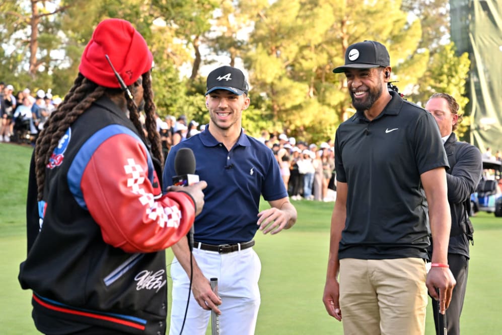 LAS VEGAS, NEVADA - 14 DE NOVIEMBRE: (LR) Marshawn Lynch, Pierre Gasly y Tony Finau asisten al