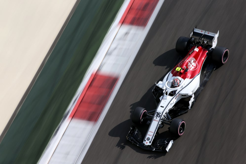 ABU DHABI, EMIRATOS ÁRABES UNIDOS - 24 DE NOVIEMBRE: Charles Leclerc de Mónaco conduciendo el (16) Alfa