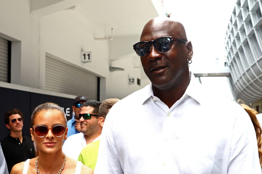 MIAMI, FLORIDA - 8 DE MAYO: La leyenda del baloncesto Michael Jordan camina en el Paddock antes de la F1