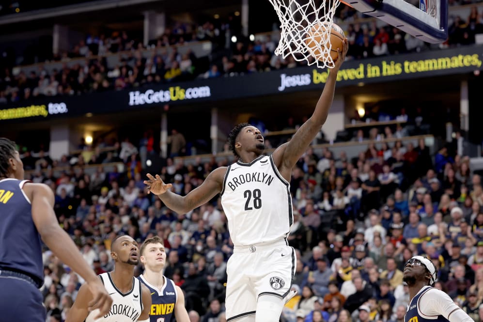 DENVER, COLORADO - 14 DE DICIEMBRE: Dorian Finney-Smith #28 de los Brooklyn Nets va a la canasta