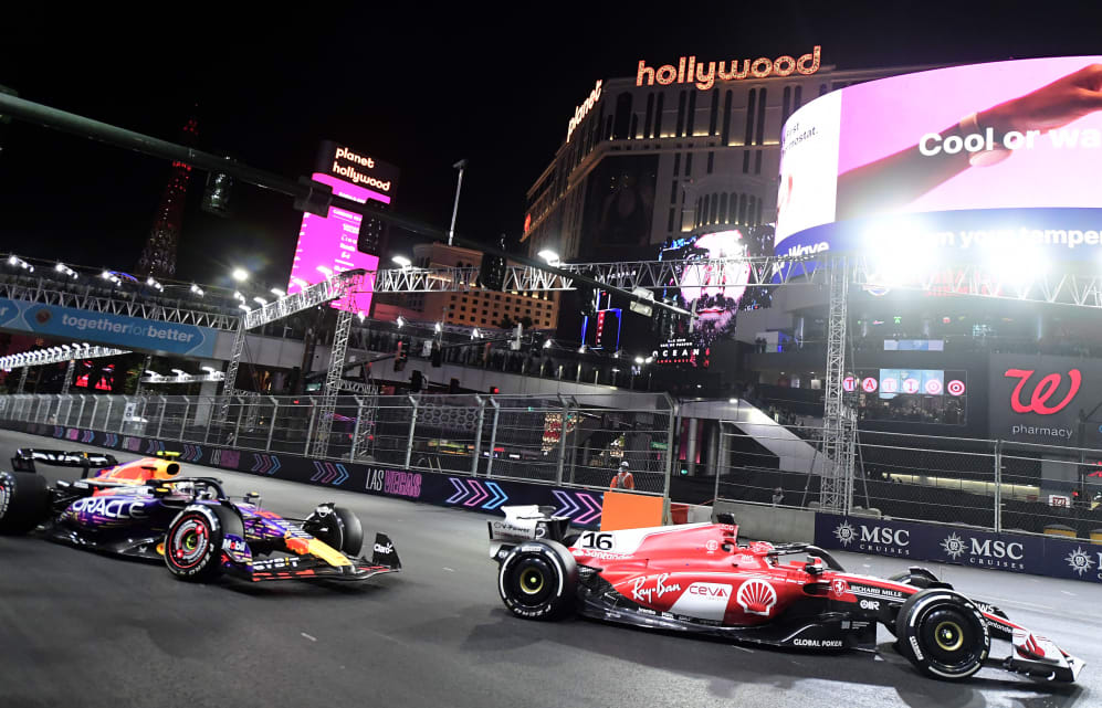 Las Vegas, NV - 18 de noviembre: Charles Leclerc, derecha, lidera a Sergio Pérez, izquierda, mientras hacen el