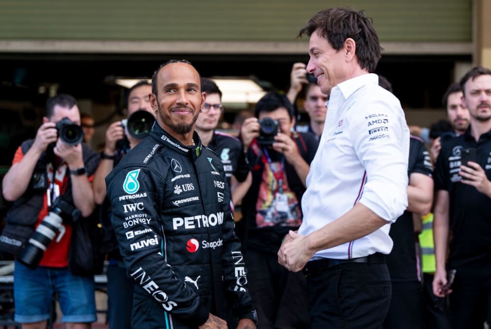 ABU DHABI, EMIRATOS ÁRABES UNIDOS - 23 DE NOVIEMBRE: Lewis Hamilton de Gran Bretaña y Mercedes-AMG