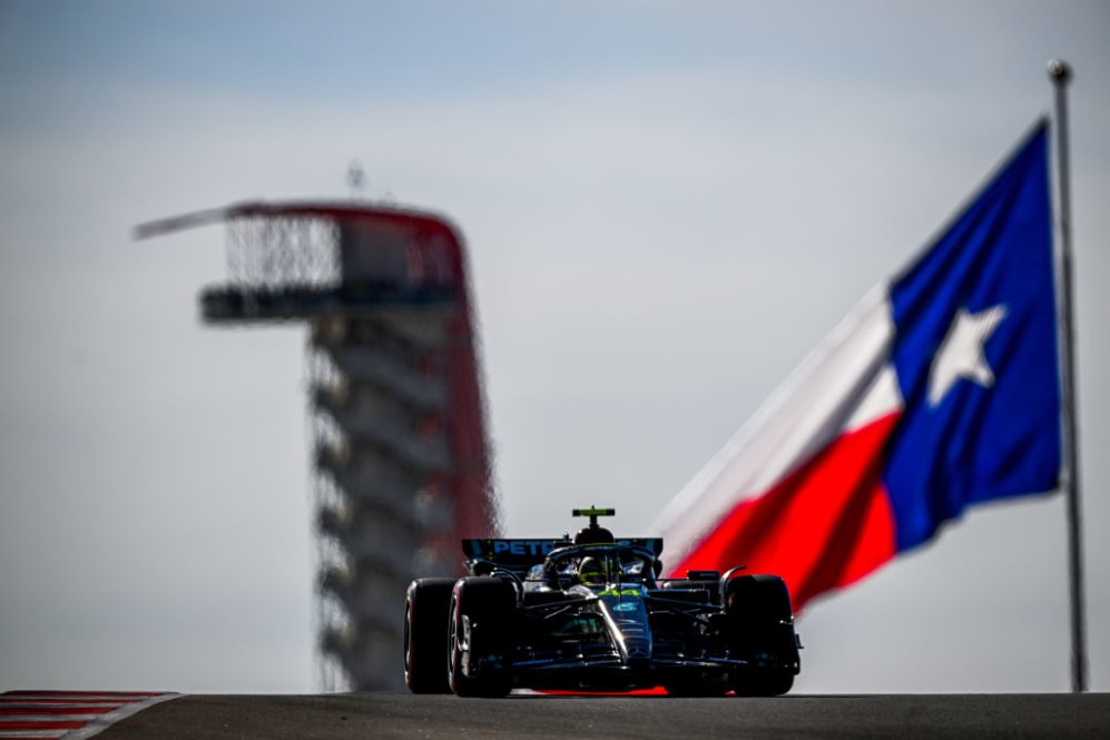 AUSTIN, TEXAS - 20 DE OCTUBRE: Lewis Hamilton de Gran Bretaña conduciendo el (44) Mercedes AMG Petronas