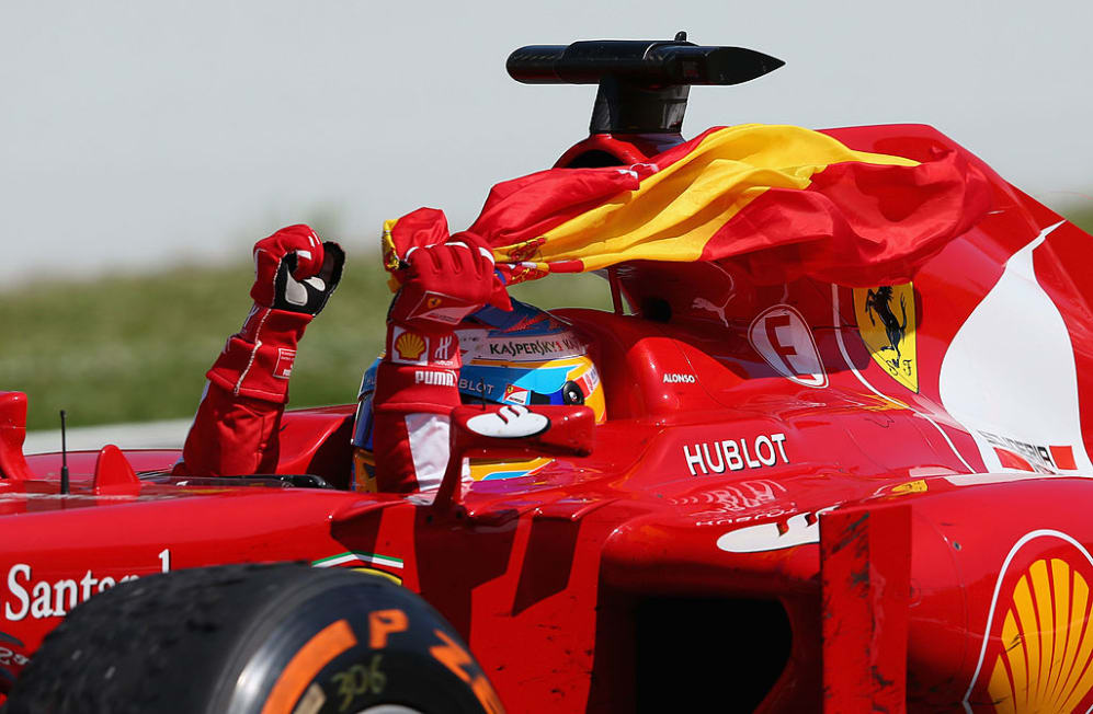 MONTMELO, ESPAÑA - 12 DE MAYO: Fernando Alonso de España y Ferrari celebra mientras conduce al parque