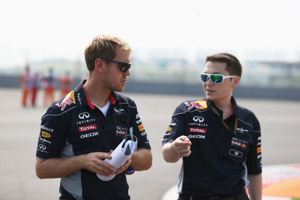 NOIDA, INDIA - 24 DE OCTUBRE: Sebastian Vettel de Alemania e Infiniti Red Bull Racing hacen una pista