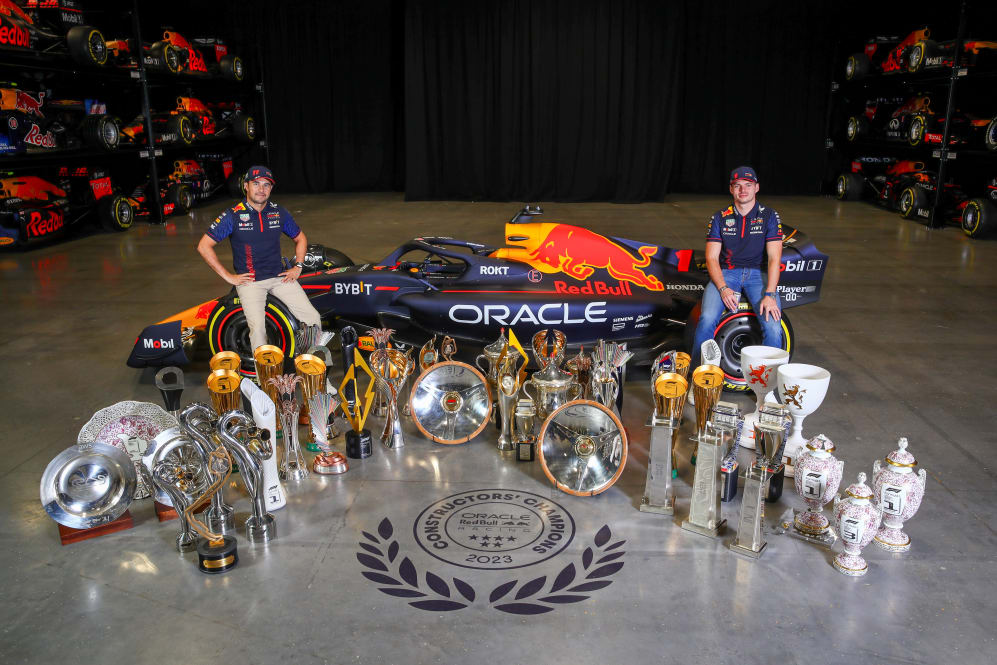 MILTON KEYNES, INGLATERRA - 13 DE DICIEMBRE: Sergio Pérez de México y Oracle Red Bull Racing (L) y Max