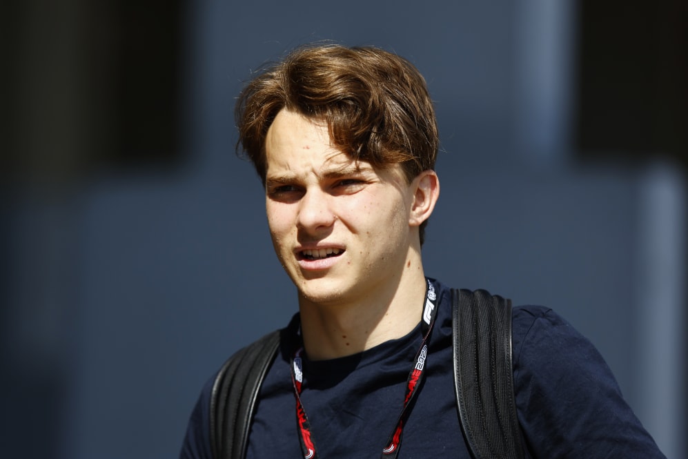 BUDAPEST, HUNGRÍA - 20 DE JULIO: Oscar Piastri de Australia y McLaren caminan por el Paddock durante