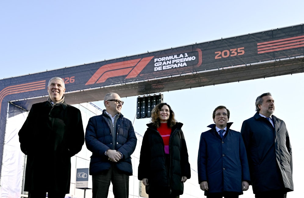 (De izquierda a derecha) José Vicente Mozos, presidente del centro de congresos de IFEMA, Stefano, director general del grupo de Fórmula Uno