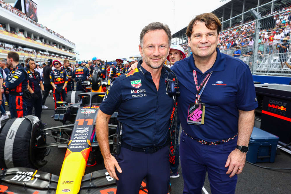 MIAMI, FLORIDA - 7 DE MAYO: El director del equipo Red Bull Racing, Christian Horner, y Jim Farley, director ejecutivo de