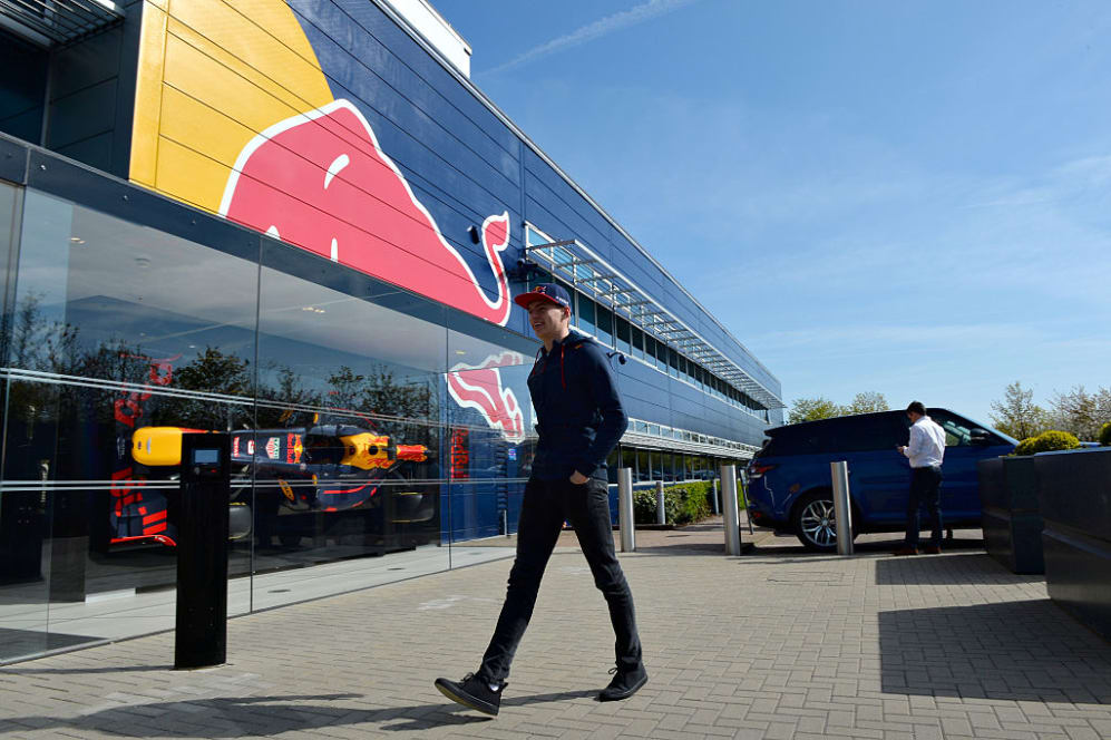 MILTON KEYNES, REINO UNIDO - 5 DE MAYO: Max Verstappen de Holanda y Red Bull Racing