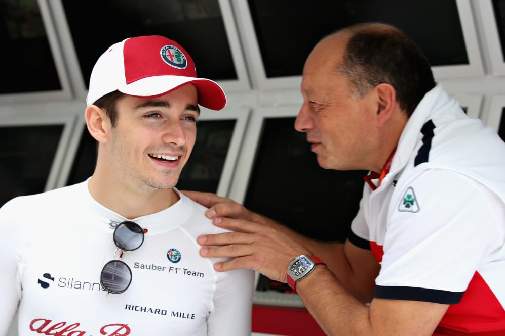 SOCHI, RUSIA - 28 DE SEPTIEMBRE: Charles Leclerc de Mónaco y Sauber F1 habla con el equipo Sauber