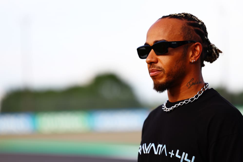 SUZUKA, JAPÓN - 21 DE SEPTIEMBRE: Lewis Hamilton de Gran Bretaña y Mercedes observan en el Paddock