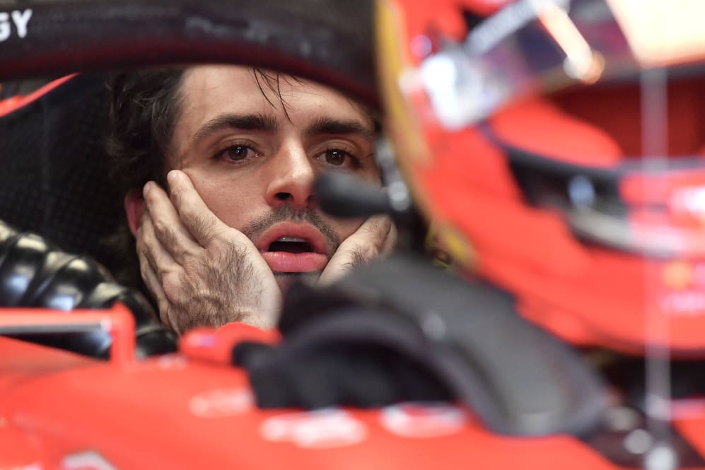 SAO PAULO, BRASIL - 3 DE NOVIEMBRE: Carlos Sainz de España se sienta en el Ferrari SF-23 (55) en el garaje