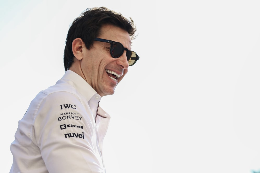 ABU DHABI, EMIRATOS ÁRABES UNIDOS - 26 DE NOVIEMBRE: Toto Wolff de Alemania y Mercedes-AMG PETRONAS F1