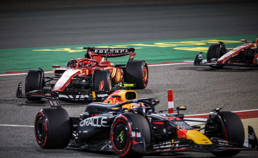 SAKHIR, BAHREIN - 2 DE MARZO: Sergio Pérez de Red Bull Racing (delantero) y Carlos Sainz (trasero) de