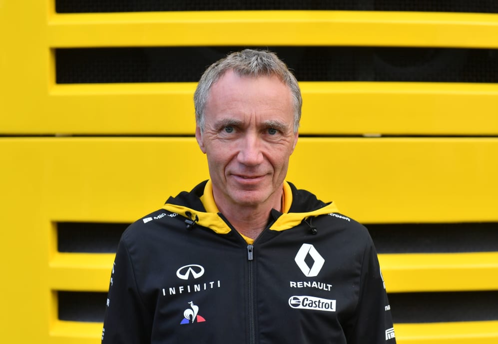 Bob Bell, director técnico del equipo Renault Sport F1, posa para fotografías en Spa-Francorchamps