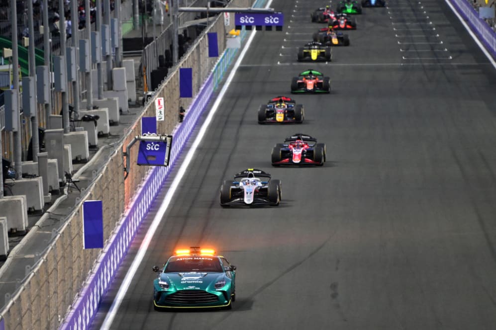 JEDDAH, ARABIA SAUDITA - 8 DE MARZO: El coche de seguridad de la FIA lidera el campo durante la segunda ronda de Jeddah