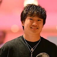 LUSAIL CITY, QATAR - NOVEMBER 27: Yuki Tsunoda of Japan and Oracle Red Bull Racing arrives in the